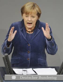 La canciller alemana Angela Merkel se dirige al Bundestag, el parlamento germano, para recabar su apoyo al paquete de medidas anticrisis que se acordará en Bruselas (Foto: EFE)