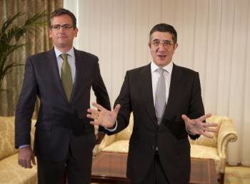 El presidente del PP del País Vasco, Antonio Basagoiti (i) y el lehendakari, Patxi López , en la sede de la Presidencia del Gobierno Vasco en Vitoria antes de la reunión que han tenido hoy (Foto: EFE)