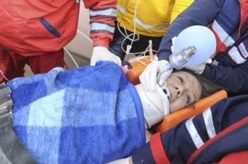 Miembros de los equipos de rescate transportan a Gozde Bahar, una mujer que fue encontrada con vida entre los escombros de un edificio, 67 horas después del terremoto de 7,2 grados.