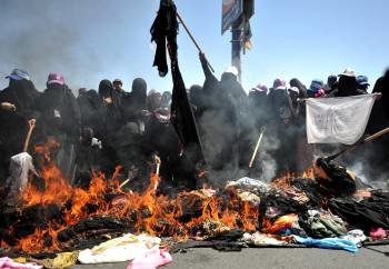  Un grupo de mujeres yemeníes quema velos durante una manifestación de protesta contra el gobierno del presidente Saleh, en Saná, Yemen.