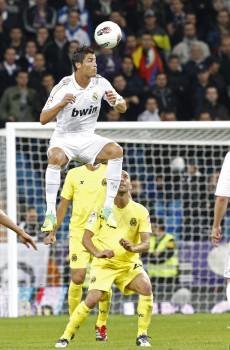 Ronaldo se eleva entre los defensores del Villarreal.   (Foto: J.C: HIDALGO)