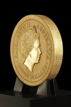 Foto facilitada por la Casa de la Moneda de Perth que muestra la moneda de oro más grande y pesada el mundo y que fue presentada hoy (Foto: EFE)