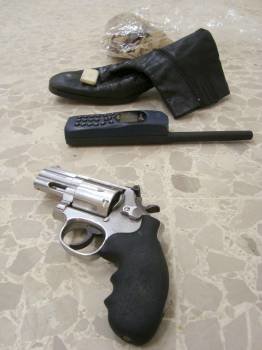 El 'Magnum 357 Smith and Wesson', el teléfono 'Thuraya', la bota de cuero negro, el turbante y el amuleto que el coronel Muamar al Gadafi llevaba puesto cuando fue detenido (Foto: EFE)