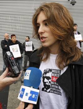 María Hernando, portavoz del grupo de apoyo en Madrid de Miguel Montes -considerado el preso común más antiguo de España- atiende a los periodistas  (Foto: EFE)
