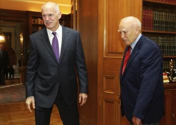 El presidente griego Karolos Papoulias (der) recibe al primer ministro griego Yorgos Papandreou (i) en una reunión en el Palacio Presidencial (Foto: EFE)