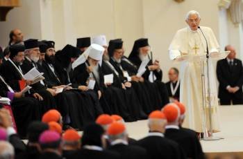  El papa Benedicto XVI (d) pronuncia un discurso durante la Jornada de Plegarias por la paz y la justicia en el mundo que se celebra en la ciudad de Asís (Italia).