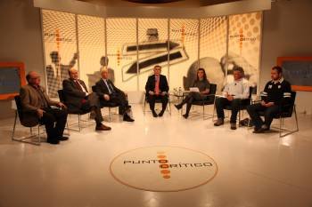 En la imagen, Indalecio Freire, Rogelio Martínez, Camilo Ocampo, Lalo Pavón, Carmen Yáñez, Xosé Santos y David Fernández, en un momento del debate.  (Foto: JOSÉ PAZ)
