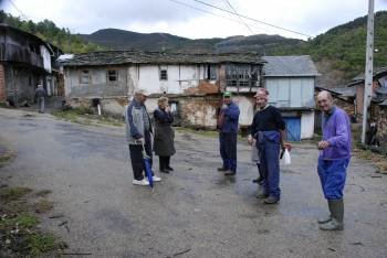 José Nogueira y Julia Álvarez, primero y segundo por la izquierda, conversan con otros vecinos. (Foto: LUIS BLANCO  )