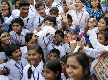 Vettel, ayer rodeado por un grupo de estudiantes indios. (Foto: F. ROBICHON)