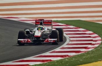 El piloto británico Lewis Hamilton, de la escudería McLaren Mercedes, acelera su monoplaza durante los primeros entrenamientos libres para el Gran Premio de India (Foto: EFE)