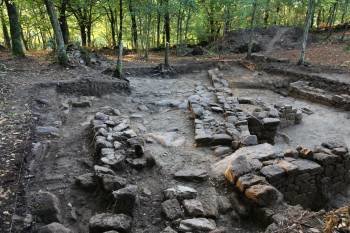 Parte de los restos del siglo I a.C. descubiertos en la zona de la Atalaya, en el castro de Armeá. (Foto: JOSÉ PAZ)