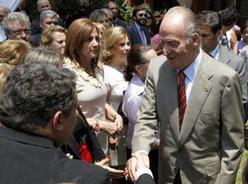 El rey saluda a los españoles residentes en Paraguay durante la recepción. (Foto: ALBERTO MARTÍN)