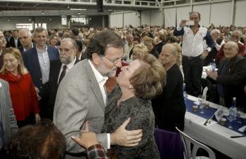 Rajoy saluda a una de las asistentes al mitin-almuerzo del PP en A Coruña. (Foto: CABALAR)
