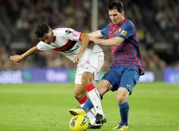Leo Messi, el gran protagonista del partido pelea un balón con el 'Chory' Castro. (Foto: TONI ALBIR)