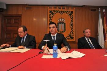 Diego Calvo, en el centro, presidiendo un pleno de la Diputación de A Coruña. (Foto: E.P.)