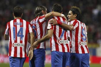 Adrián recibe las felicitaciones de sus compañeros nada más marcar el primer gol del Atlético. (Foto: JUAN CARLOS HIDALGO)