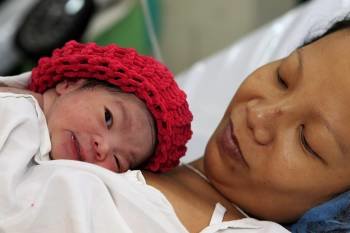 La madre filipina Camille sostiene a su bebé recién nacida Danica Camacho, el simbólico ser humano número 7 billones que permanece vivo en la tierra (Foto: EFE)