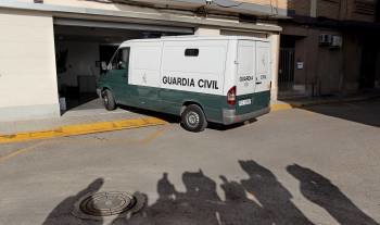 El furgón de la Guardia Civil que traslada a los juzgados al hombre detenido por el triple homicidio cometido el pasado viernes en la pedanía valenciana de Castellar (Foto: EFE)