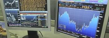Vista de dos pantallas que monitorizan la actividad de los mercados. (Foto: Archivo EFE)