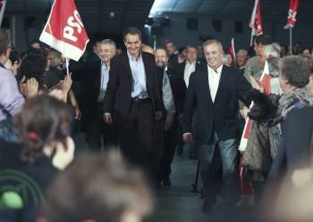 Blanco, Zapatero, Orozco y Manuel Vázquez, a su llegada al auditorio de Lugo. (Foto: ELISEO TRIGO)