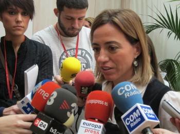 La ministra de Defensa, Carme Chacón comparece ante los medios. (Foto: EP)