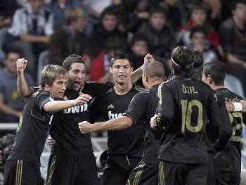 Higuaín celebra con el resto del equipo el gol con el que el Madrid ganó en San Sebastián. (Foto: J. HERRERO)