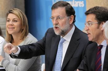 Cospedal, Rajoy y Feijóo, durante el Comite Ejecutivo Nacional del PP, en Santiago. (Foto: VICENTE PERNÍA)