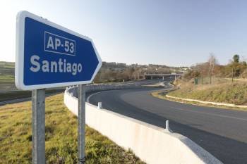 Una señal anuncia el acceso a la autopista hacia Santiago. (Foto: XESÚS FARIÑAS)