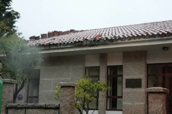 Fachada y tejado del centro de salud de Quintela de Leirado. (Foto: MARCOS ATRIO)