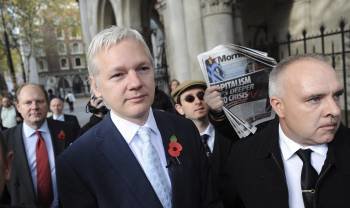 El fundador del portal WikiLeaks, Julian Assange (c), a su llegada al Tribunal Superior de Londres, que dio luz verde a su extradición a Suecia, (Foto: EFE)