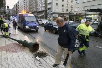 Un hombre observa la farola que ha caído sobre un joven peatón hoy en la calle Camelias de Vigo debido a los fuertes vientos causados por el temporal que azota Galicia (Foto: EFE)