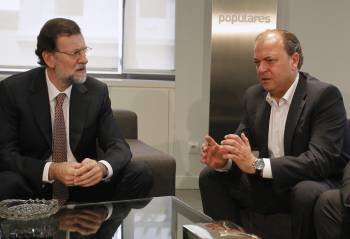 El presidente del Partido Popular, Mariano Rajoy (i), conversa con el presidente del PP de Extremadura, José Antonio Monago (Foto: EFE)
