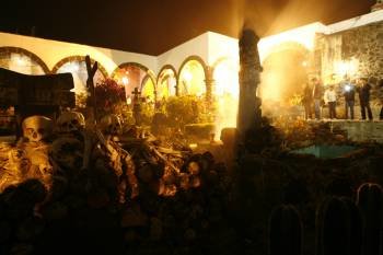 Aspecto de hoy, martes 1 de noviembre de 2011, del panteón de San Andrés Mixquic, ubicado en Ciudad de México, donde cientos de visitantes llegan para celebrar el tradicional Día de Muertos. EFE/Sáshenka