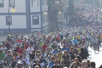Centenares de ciclistas por la calle Progreso, en la celebración del Día da Bici. (Foto: MIGUEL ANGEL)