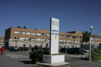 El proyecto convertiría al Hospital de Verín, en la imagen, en el gran centro sanitario transfronterizo. (Foto: XESÚS  FARIÑAS)