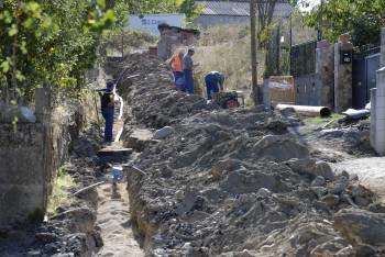 Un equipo de operarios construye conducciones de aguas residuales en la villa ruesa. (Foto: L.B.)