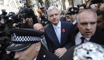 Julian Assange, vestido con un impecable traje azul, a la salida del alto tribunal londinense. (Foto: ANDY RAIN)
