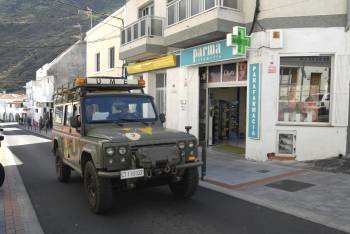 Un vehículo de la UME circula por la localidad de Frontera. (Foto: G. FINOL)