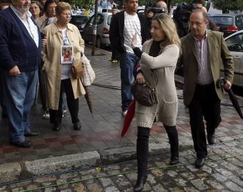 Los padres de Marta del Castillo, Eva y Antonio, esta mañana a su llegada a la Audiencia Provincial de Sevilla (Foto: EFE)