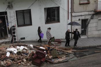 El alcalde de Ourense, Francisco Rodríguez, momentos después de visitar el lugar del derrumbe (Foto: MIGUEL ÁNGEL)