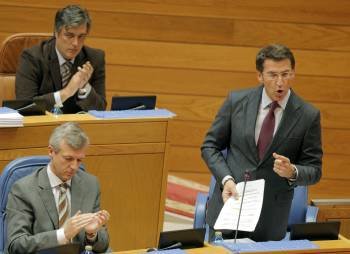 El presidente de la Xunta, Alberto Núñez Feijóo (d), responde a las preguntas de los grupos durante el pleno del Parlamento de Galicia (Foto: EFE)