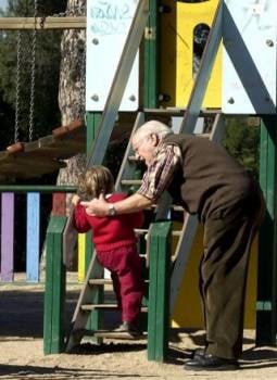 El 70 por ciento de los abuelos españoles cuida de sus nietos (Foto: Archivo EFE)
