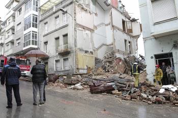 Restos del edificio que se desplomó esta noche (Foto: Miguel Ángel)