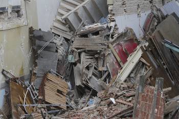 Escombros acumulados tras el derrumbe del edificio (Foto: Miguel Ángel)