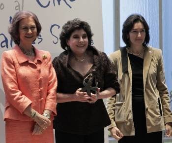 La actriz Charo López posa junto a la reina Sofía y la ministra de Cultura, María Ángeles González-Sinde (d), tras recibir el Premio FAD al Cine y los Valores Sociales 2011.