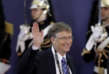 Bill Gates, fundador del imperio informático Microsoft, saluda a su llegada a la sexta Cumbre de los líderes del G20 celebrada en Cannes, Francia, el 3 de noviembre del 2011. EFE/Kerim
