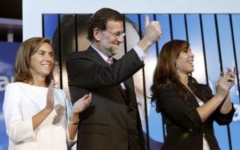 Rajoy, entre Ana Mato y Alicia Sánchez Camacho, ayer en Castelldefels. (Foto: ANDREU DALMAU)