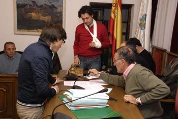 Vítor Sierra, Moisés Blanco y Alfredo García consensúan una moción, antes de comenzar el pleno. (Foto: LUIS BLANCO)