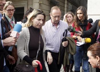 Los padres de la fallecida Marta del Castillo, a la salida de la Audiencia de Sevilla. (Foto: JUAN FERRERAS)
