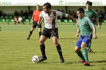 Carlos Padín presiona a un jugador del Vilalbés, en la derrota por 0-2 de los coruñeses ante el líder. (Foto: QUINTANA)